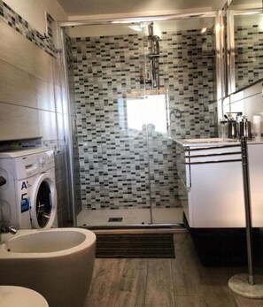 Doccia, asciugacapelli, bidet, asciugamani