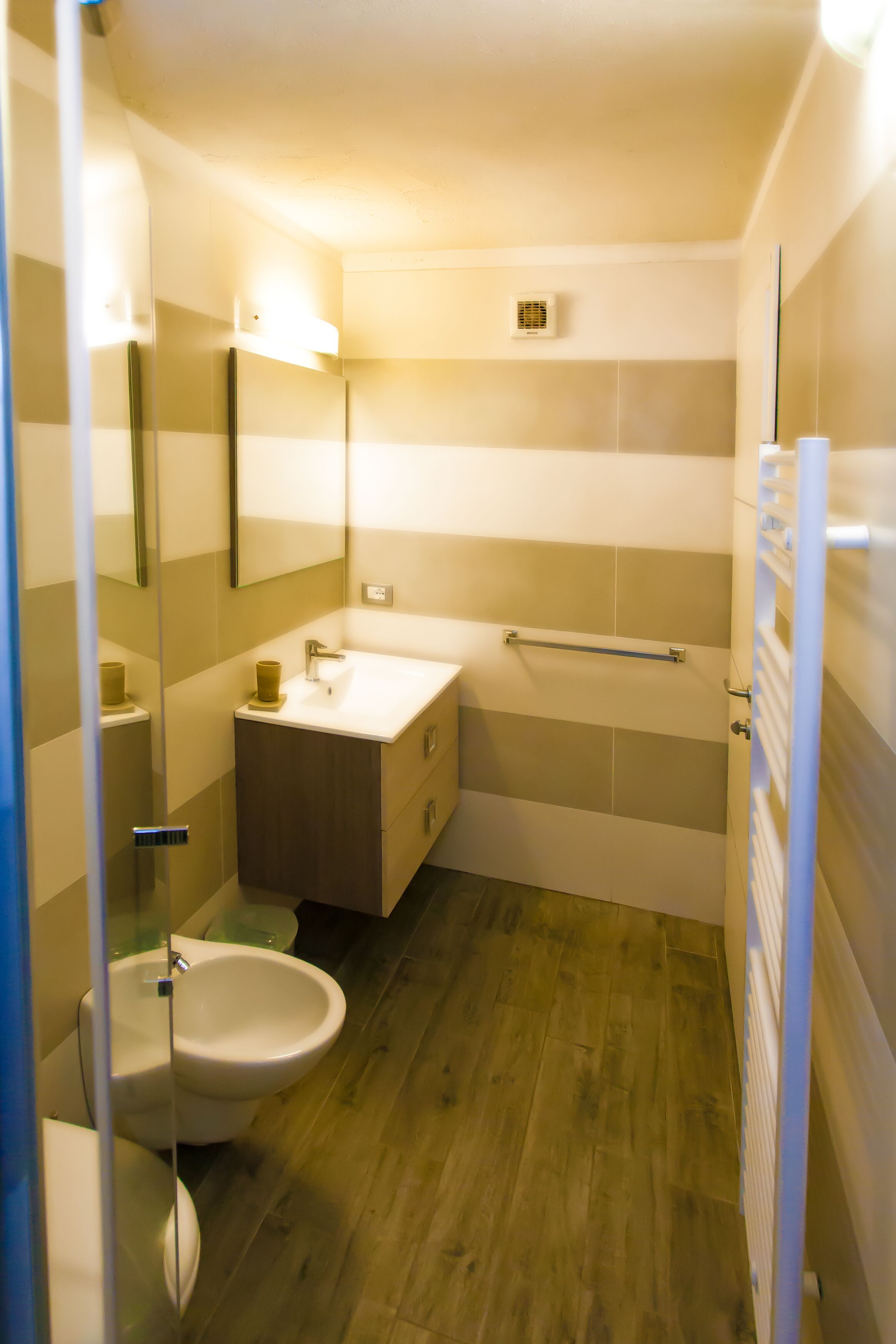 吹风机、毛巾、卫生纸