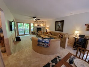 Smart TV, fireplace, DVD player, books - CREEKSIDE w/ beautiful mountain views! Spacious  quiet condo, walk to the slopes (Beech Mountain)