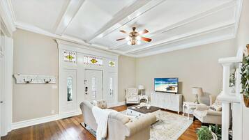 Een smart-tv, een open haard en boeken