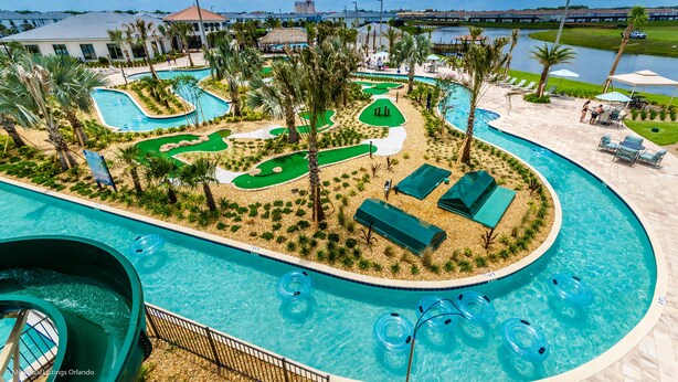 Ein Resort-Poolbereich mit mehreren Schwimmbecken, Wasserrutschen und Liegebereichen.