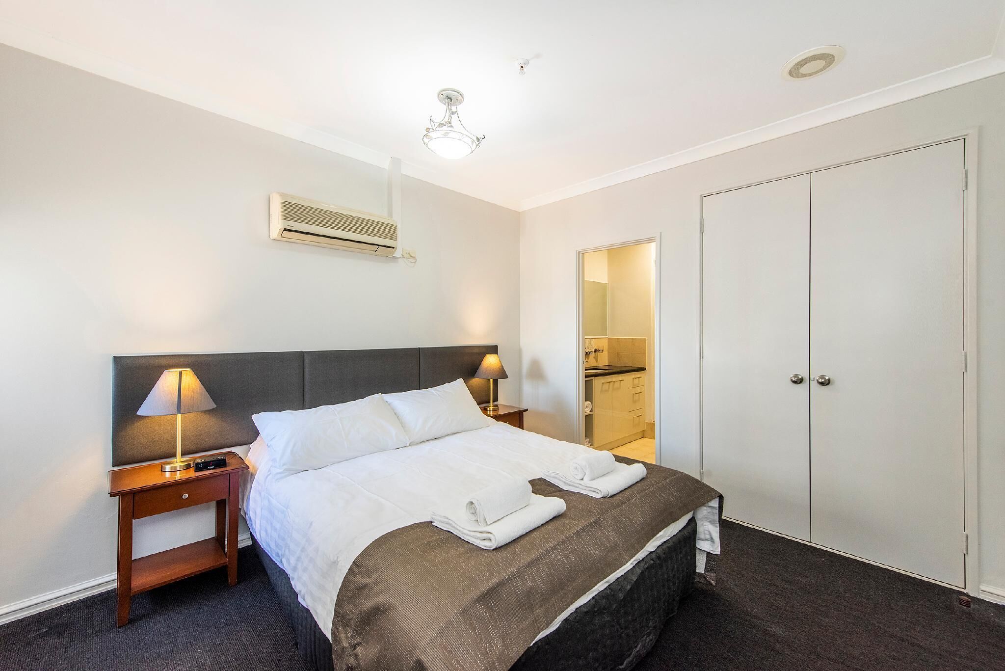 77 Premium Family CBD apartment FREE WIFI Netflix Parking 2 Bedroom, Pool