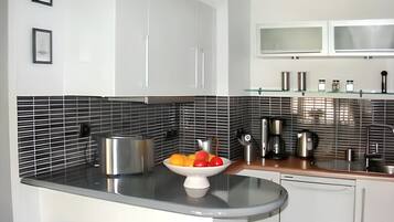 Een koelkast, een microgolfoven, een koffiezetapparaat/waterkoker