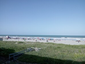 En la playa, camastros y toallas de playa 