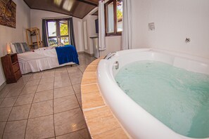 Bañera de hidromasaje interior