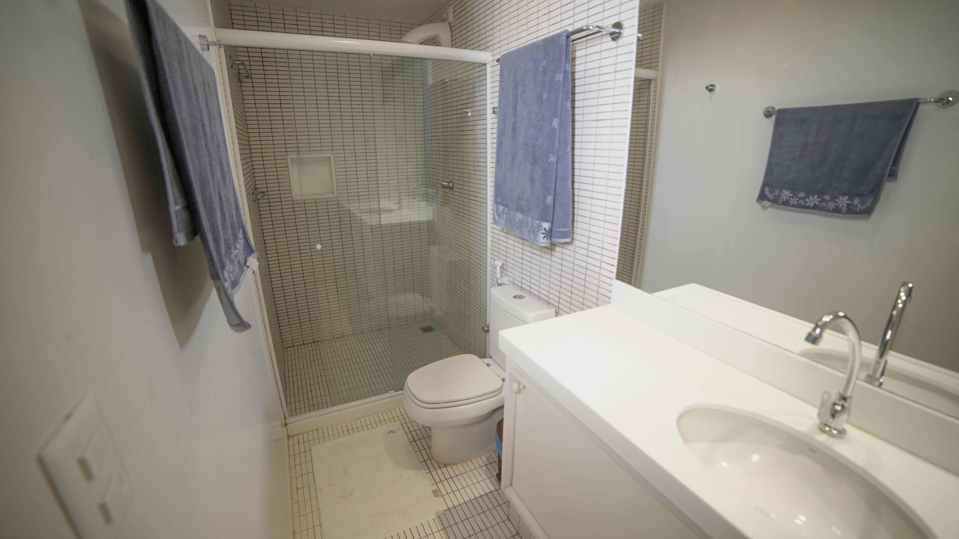 master luxo praia | bathroom | shower, hair dryer, towels, soap