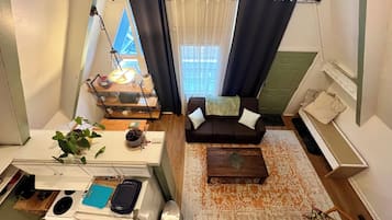 Fernseher, DVD-Player, Bücher, Arbeitsbereiche