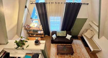 Close to Nature, Beaches, Hiking, Golf, Ski & Downtown