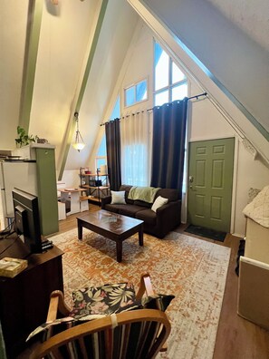 Fernseher, DVD-Player, Bücher, Arbeitsbereiche