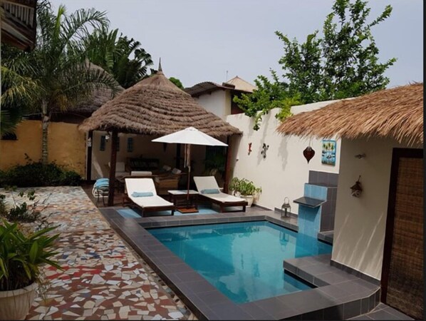 Hồ bơi ngoài trời, dù/ô trên bãi biển/hồ bơi, ghế dài tắm nắng 