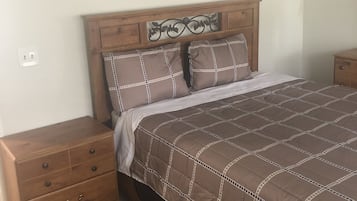2 quartos, cofres nos quartos, ferros/tábuas de passar roupa