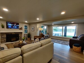 TV connectée, cheminée, livres