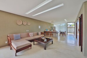 Individuell inredning, unika möbler, skrivbord och gratis barnsängar