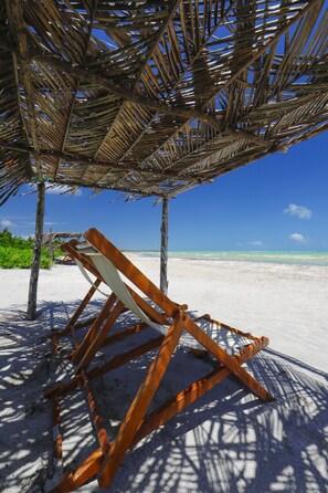 在海滩、白沙、沙滩椅、海滩遮阳伞
