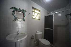 Superior Double or Twin Room, Sea View, Beachfront | Bathroom | Shower, towels - Aquário Pousada Hostel (Angra dos Reis)