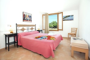 2 chambres, coffres-forts dans les chambres, fer et planche à repasser