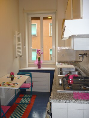 Refrigerador, horno, cafetera y tetera y utensilios de cocina 