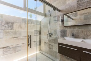 Dusche, Haartrockner, Handtücher