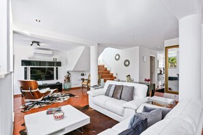 Fernseher, DVD-Player, Tischtennisplatte, Bücher