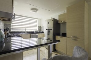 Réfrigérateur, four à micro-ondes, un four, surface de cuisson