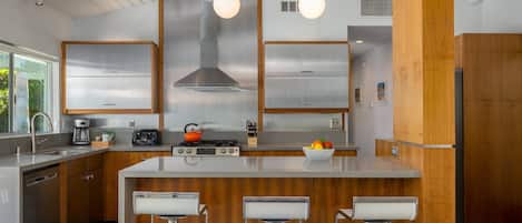 Refrigerador, microondas, horno y parrilla de estufa