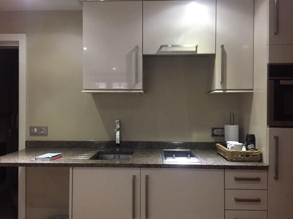 Fridge, microwave, dishwasher, cookware/dishes/utensils