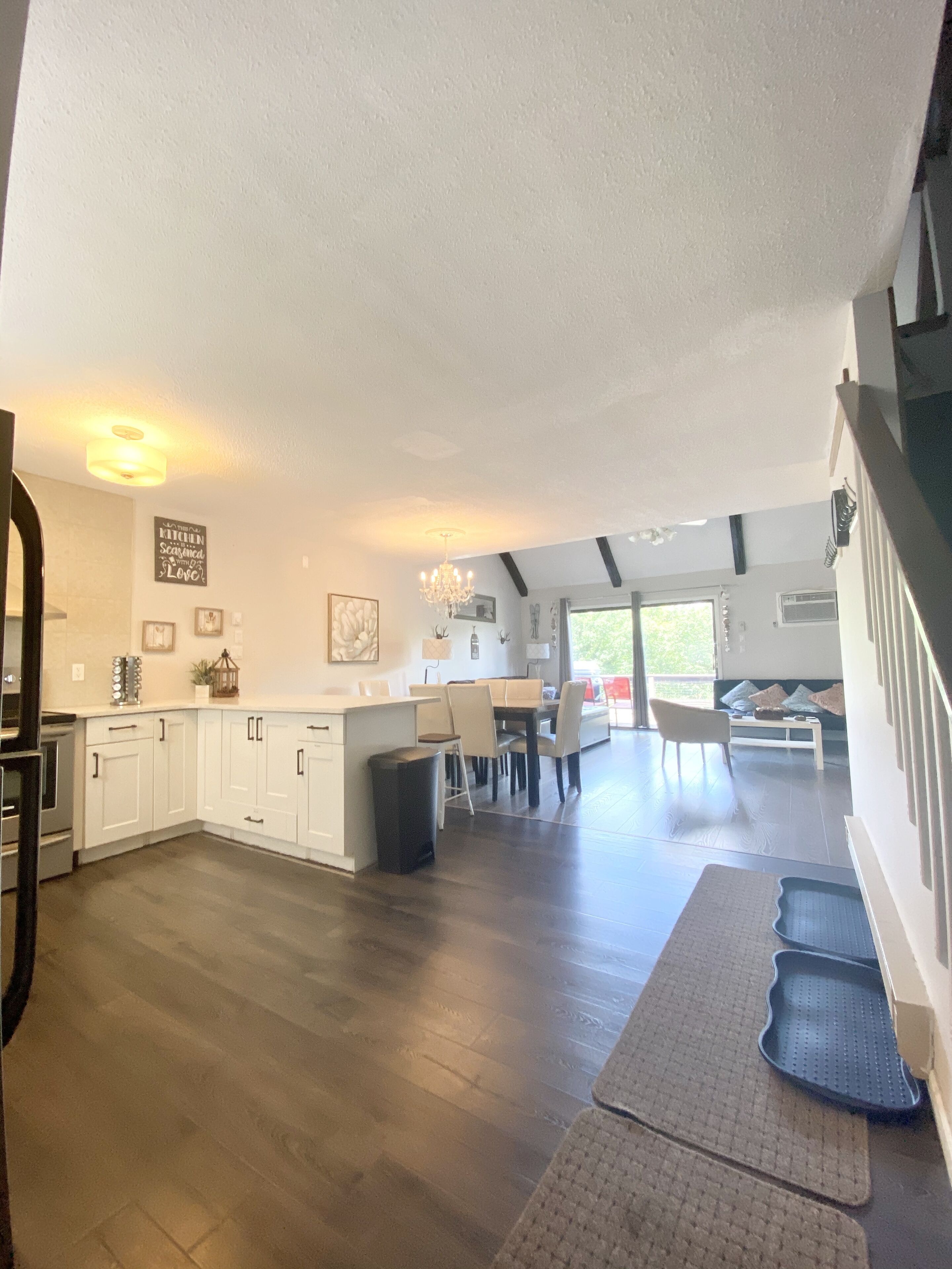 3 BEDROOM - * POOL * BBQ * GYM * COURTS *