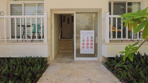L’entrée d’un hôtel, avec une enseigne indiquant qu’il s’agit d’une résidence de plage en copropriété.