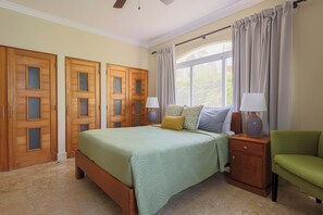 1 slaapkamer, een strijkplank/strijkijzer, reisbedje, gratis wifi