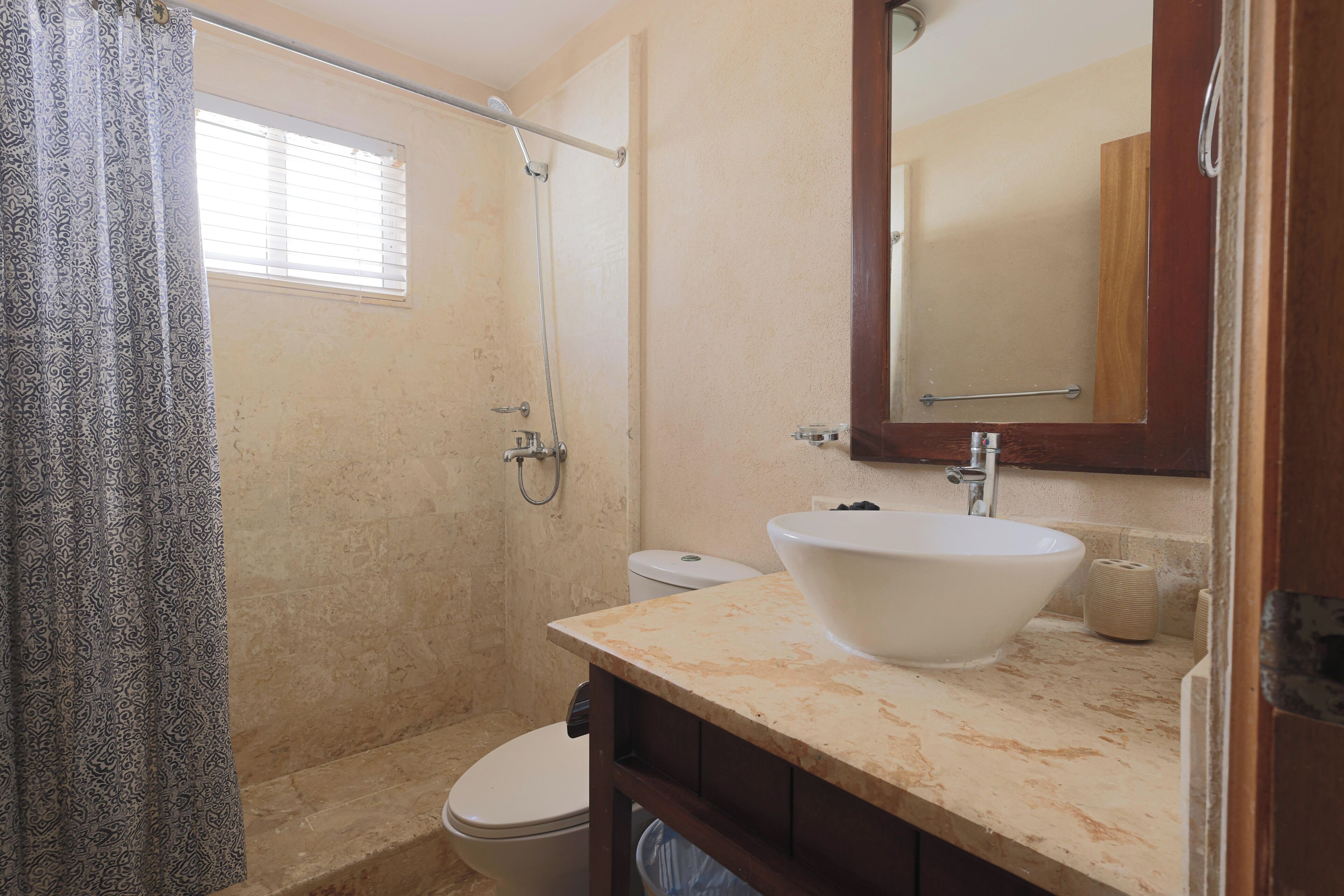 Un baño con ducha, inodoro y lavamanos.