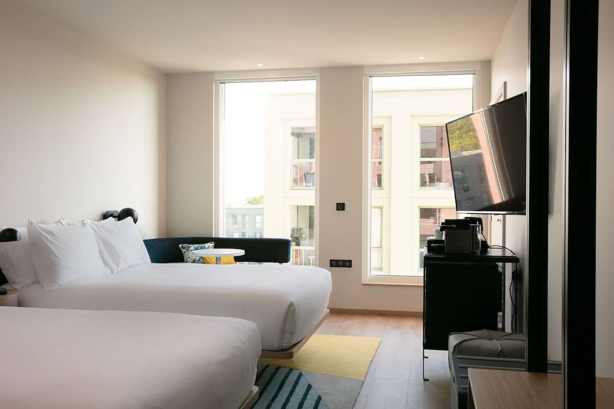 Family Room, 2 Katil Kelamin (Double) | Peralatan tempat tidur premium, peti besi dalam bilik