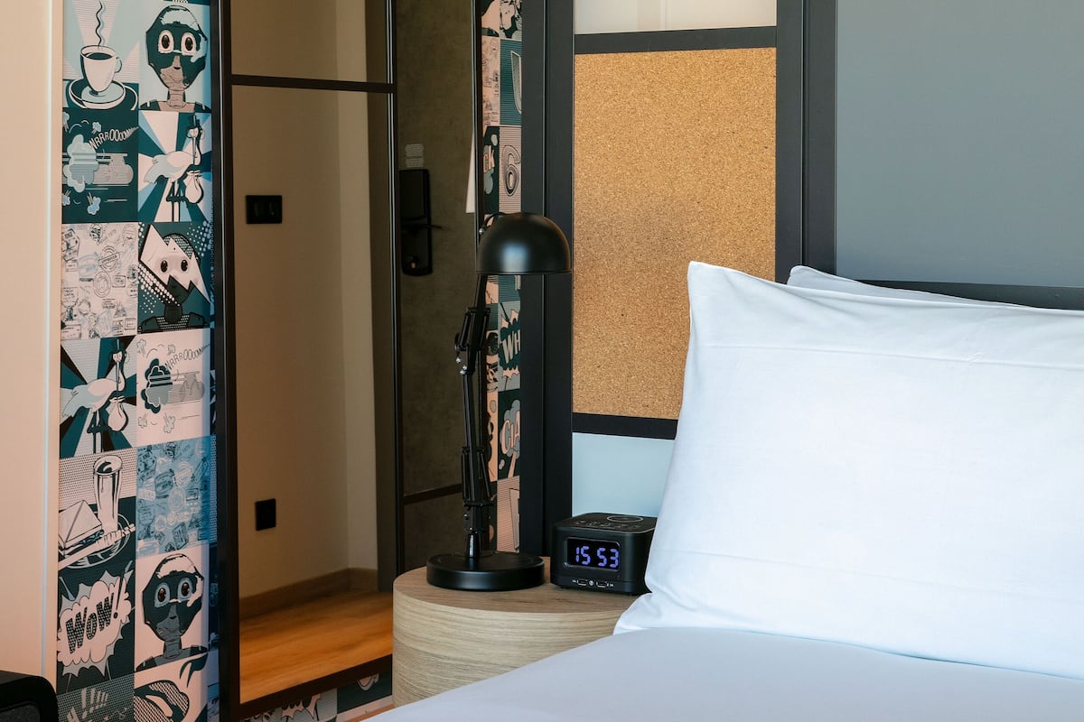 Premium bedding, in-room safe, individually decorated