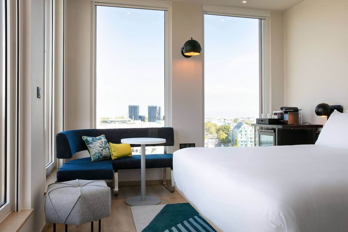 Peralatan tempat tidur premium, peti besi dalam bilik