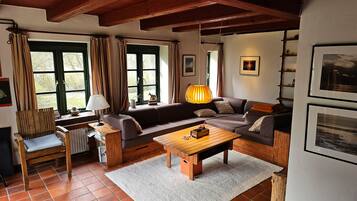 Fernseher, Kamin, Bücher, Stereoanlage