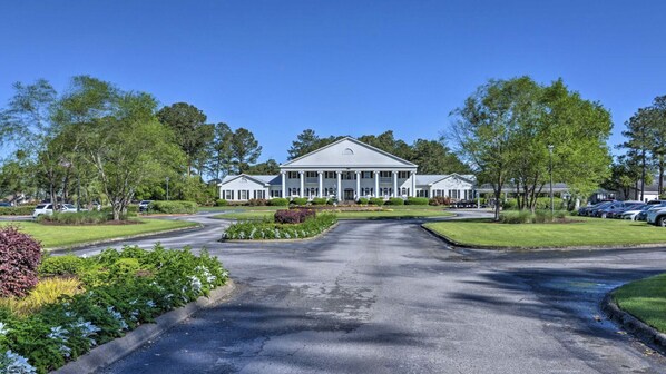 Exterior - Beautiful condo, golf course view. Close to shops, restaurants and the beach. (Calabash)