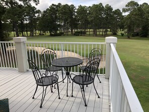 Outdoor dining - Beautiful condo, golf course view. Close to shops, restaurants and the beach. (Calabash)