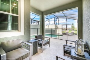 Utomhuspool och uppvärmd pool