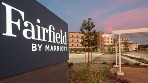 Marriott Fairfield -hotellin kyltti, jonka taustalla näkyy moderni rakennus.