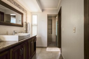 Douche, sèche-cheveux, serviettes fournies