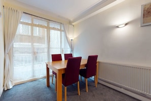 Dining - Luxury Serviced Apartment, Staffed Reception, King Size Bed, Large Living Room a (London)