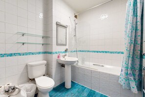 Badewanne, Haartrockner, Handtücher