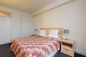 1 slaapkamer, een strijkplank/strijkijzer, wifi, beddengoed