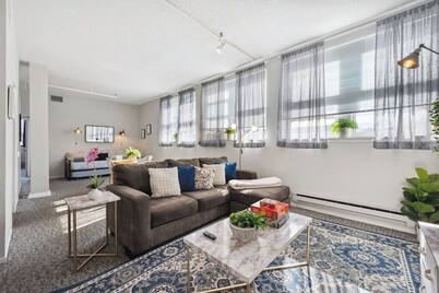 Safe Downtown Penthouse #1 | Vintage 2bd (+Gym)