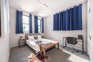 2 quartos, escrivaninha, ferros/tábuas de passar roupa, berço de viagem
