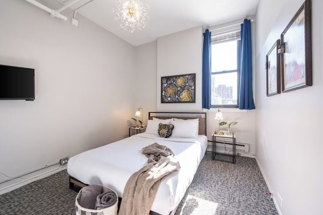 2 habitaciones, escritorio y tabla de planchar con plancha 