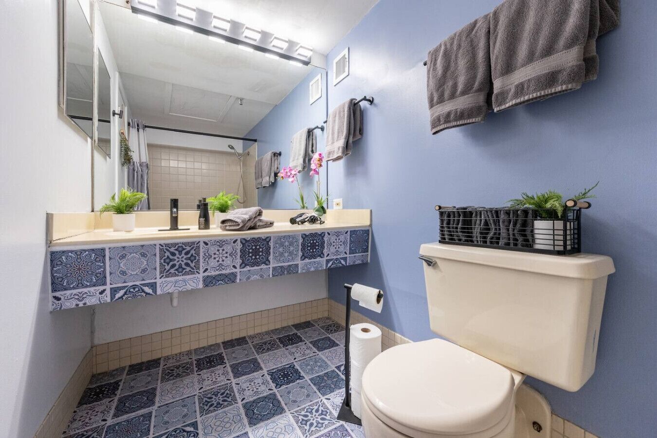 シャワー付き浴槽、ヘアドライヤー、タオル