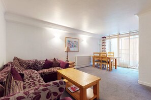 TV, offices - Luxury Serviced Apartment, Staffed Reception, Large Kitchen and Living Room in t (London)
