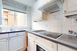 冷蔵庫、電子レンジ、オーブン、コンロ