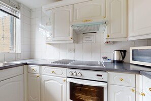 Een koelkast, een magnetron, een oven, een kookplaat