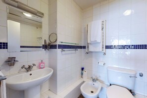 Bathtub, hair dryer, towels - Luxury Serviced Apartment, Staffed Reception, Two Bathrooms, Large Living Room a (London)